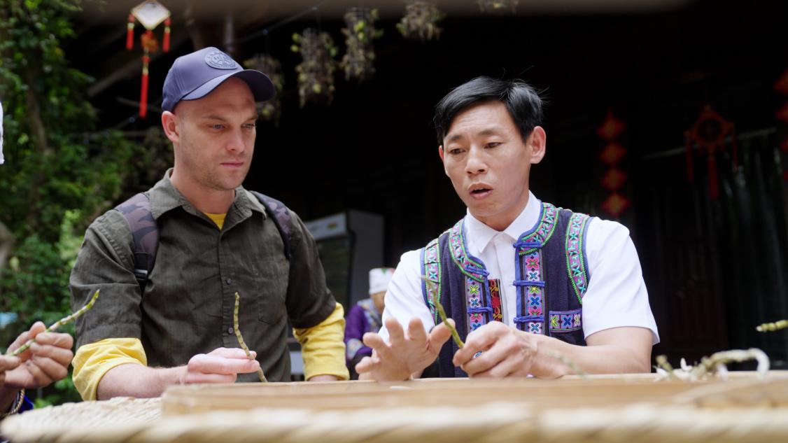 非物質文化遺產代表性傳承人傳承人張科長手持剛烘烤好的楓斗細細講解