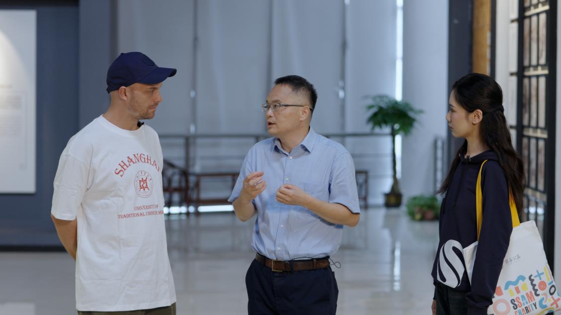 李贛館長在博物館講解石斛功效