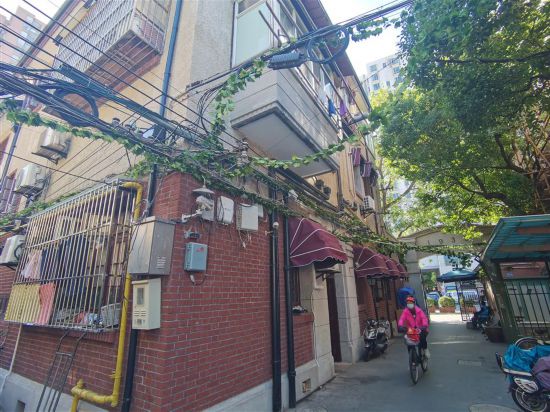 △集賢村外墻修繕一新。經過精心還原的“泰山磚”美觀大方的背后，修繕并不容易。