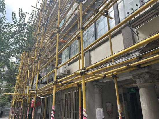 △正在修繕的人民坊小區。