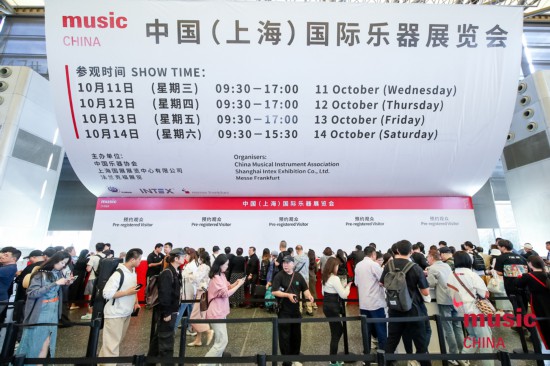 觀眾排隊進入展會 觀眾排隊進入展會