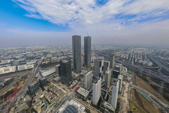 建設中的浦東張江“科學之門”雙子樓。王初攝