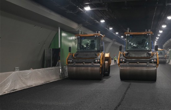 國內首次城市地下長隧道無人攤鋪