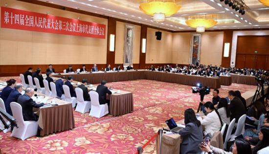6日下午，十四屆全國人大三次會議上海代表團舉行全體會議，繼續審議政府工作報告，并向境內外媒體開放。陳正寶 攝