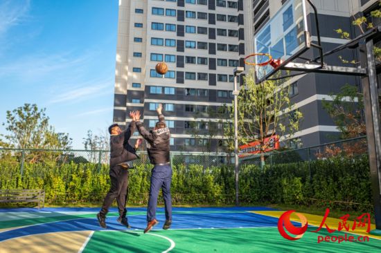 工作之余，張頌蔚（右）喜歡與室友打打籃球。人民網記者 王初攝