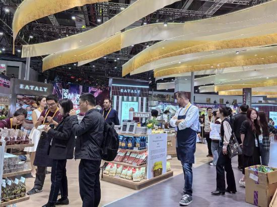 進博會上，全球特色產品云集。 潘潔攝