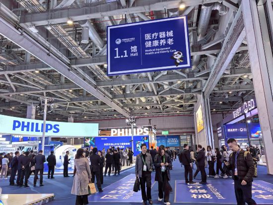 醫療器械與醫藥保健展區，參展商幾乎都是“進博老友”，參觀者也多是專業人員。 潘潔攝