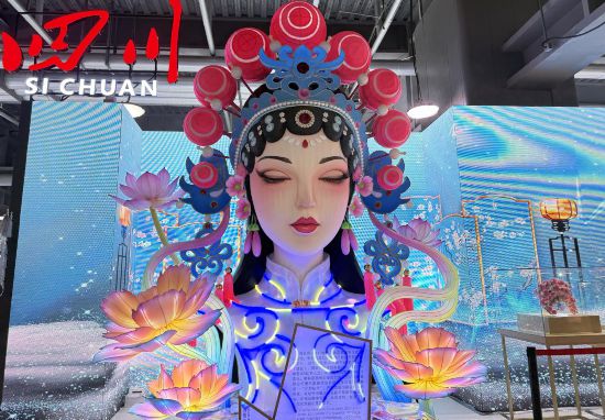 四川展廳展出的自貢彩燈“川劇仙伶”